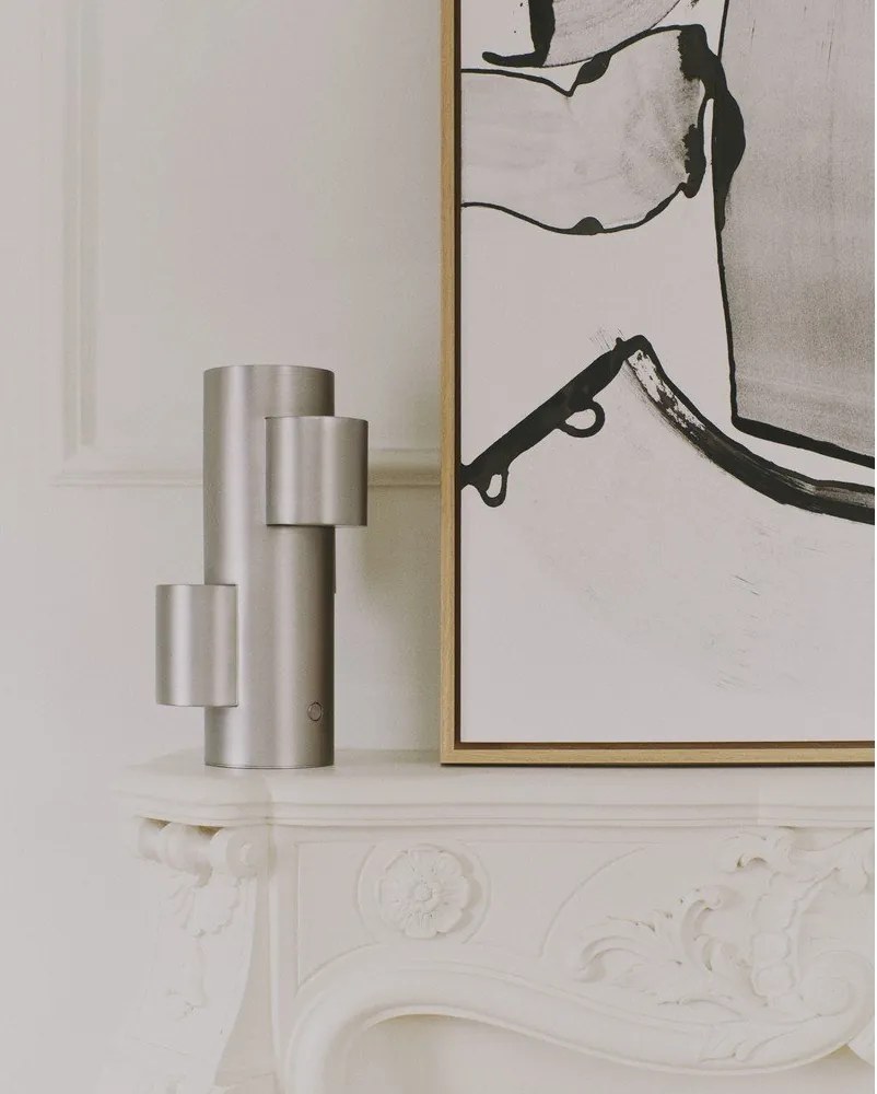 Metalowa lampa stołowa LED ze ściemniaczem w kolorze srebra (wysokość 26,5 cm) Adrina – Kave Home