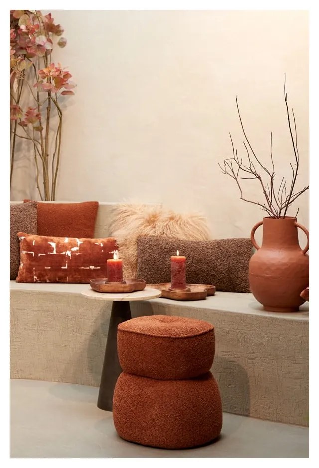 Pomarańczowy puf z materiału bouclé Leyla – Light &amp; Living