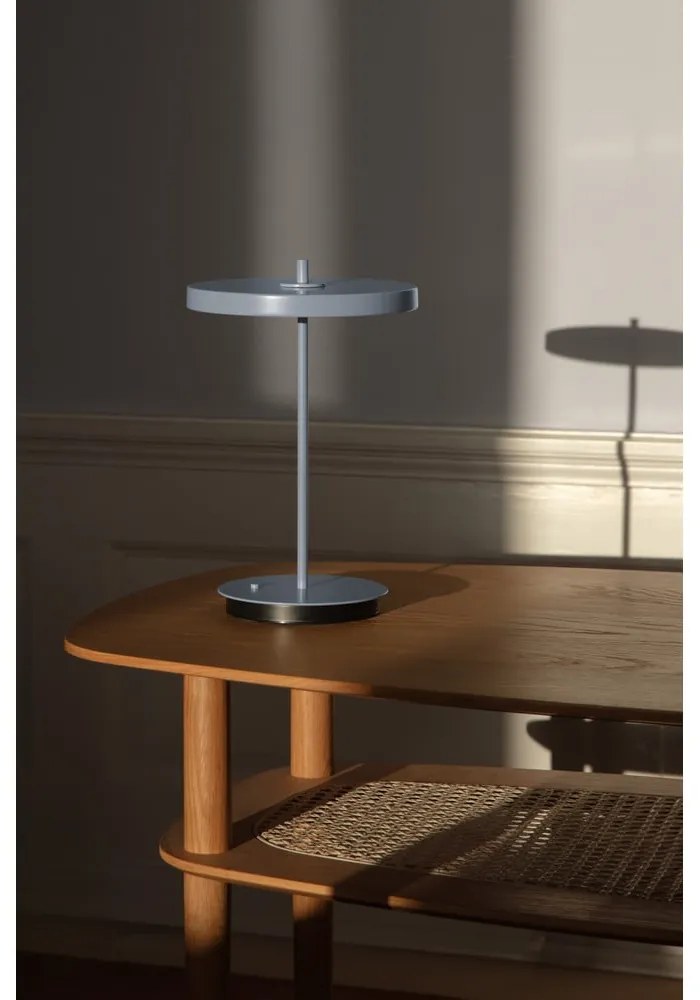 Jasnoniebieska metalowa lampa stołowa LED z metalowym kloszem (wysokość 31 cm) Asteria Move – UMAGE