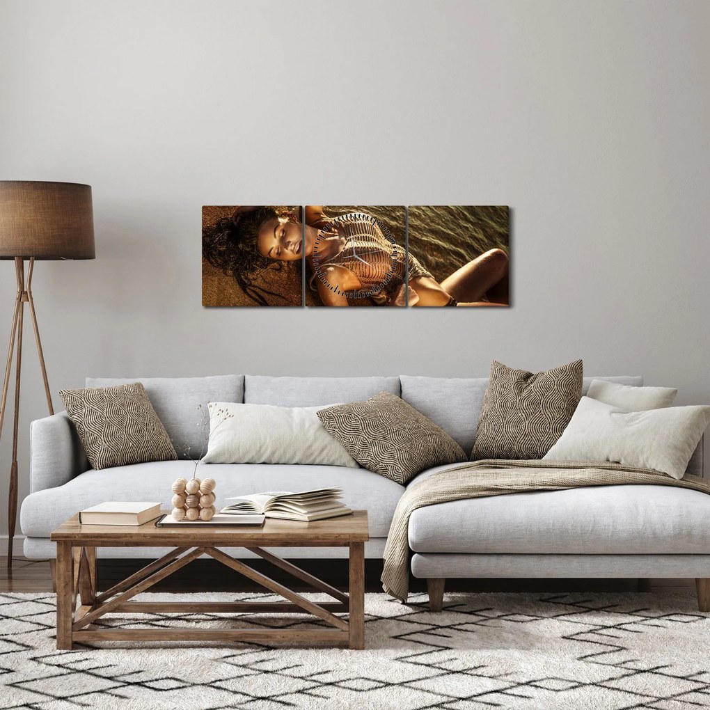 Obraz kobiety leżącej na plaży (z zegarem) (90x30 cm)