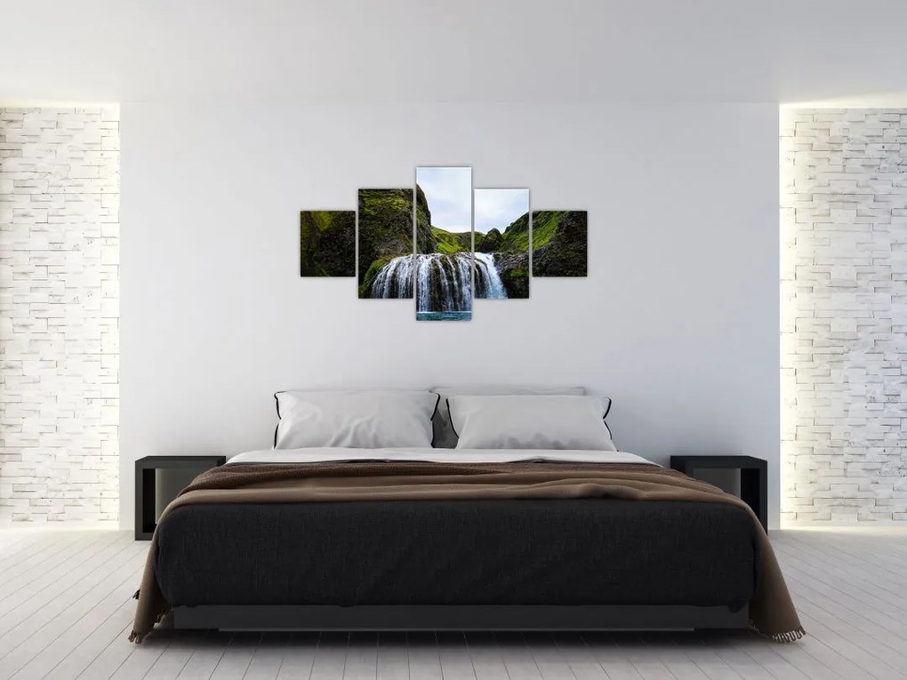 Obraz klifu z wodospadem (125x70 cm)