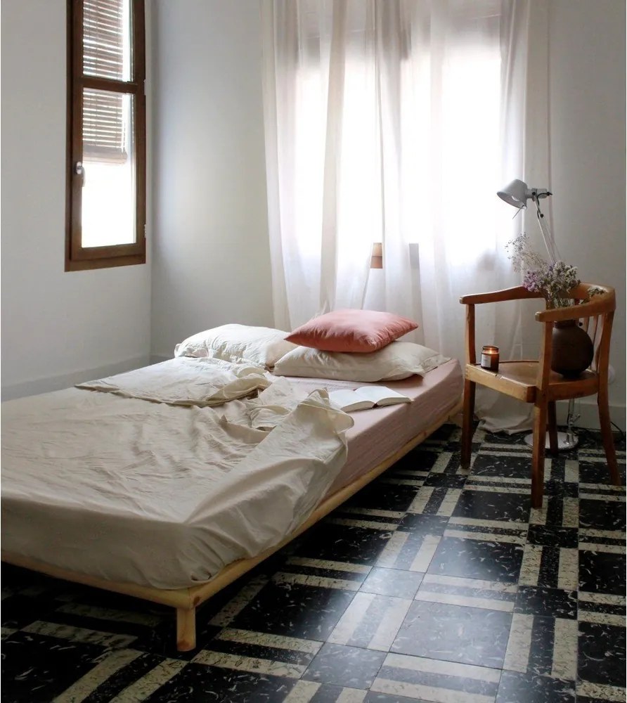 Łóżko jednoosoobowe z drewna sosnowego ze stelażem 90x200 cm Senza – Karup Design