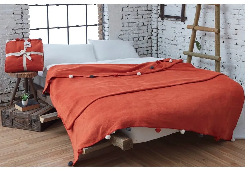 Ceglasta polarowa narzuta 150x200 cm Pom Pom – Mijolnir