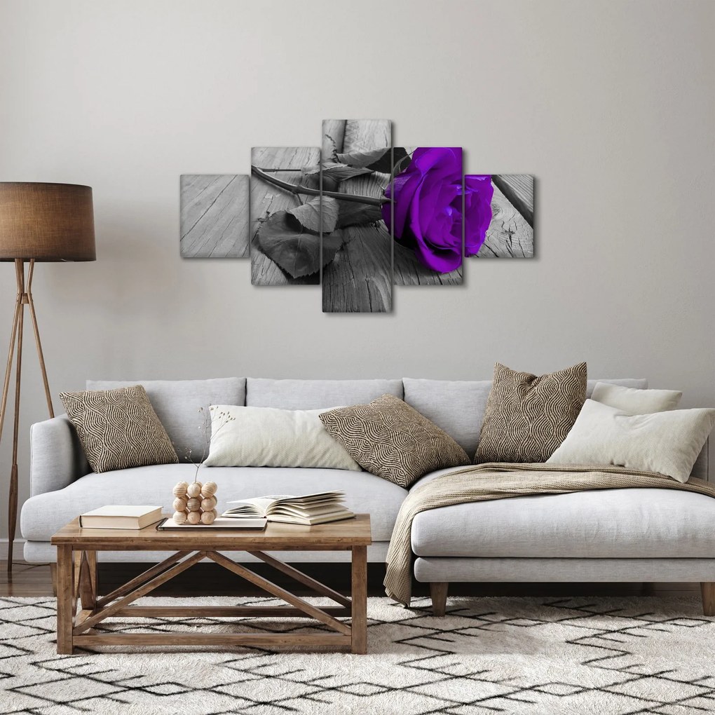 Obraz - Fioletowa róża z zieloną łodygą (125x70 cm)