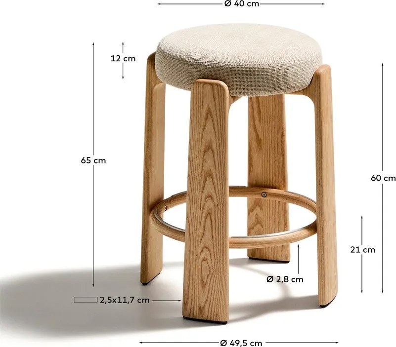 Beżowo-naturalny kolorze hoker z litego drewna jesionowego (wysokość siedziska 65 cm) Granite – Kave Home