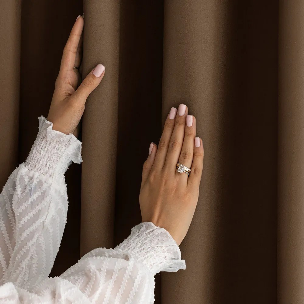 Brązowa zasłona częściowo zaciemniająca (dimout) 140x270 cm Carli – Restilo