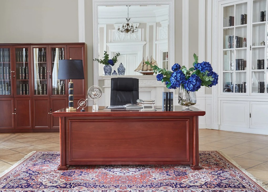 Klasyczne biurko do gabinetu Massimo. Biurko dostępne w wymiarach: 130x70 cm, 150x80 cm, 170x90 cm, 190x100 cm. Blat zabezpieczony wstawką skórzaną, dwie przelotki na kable, front z płyciną.