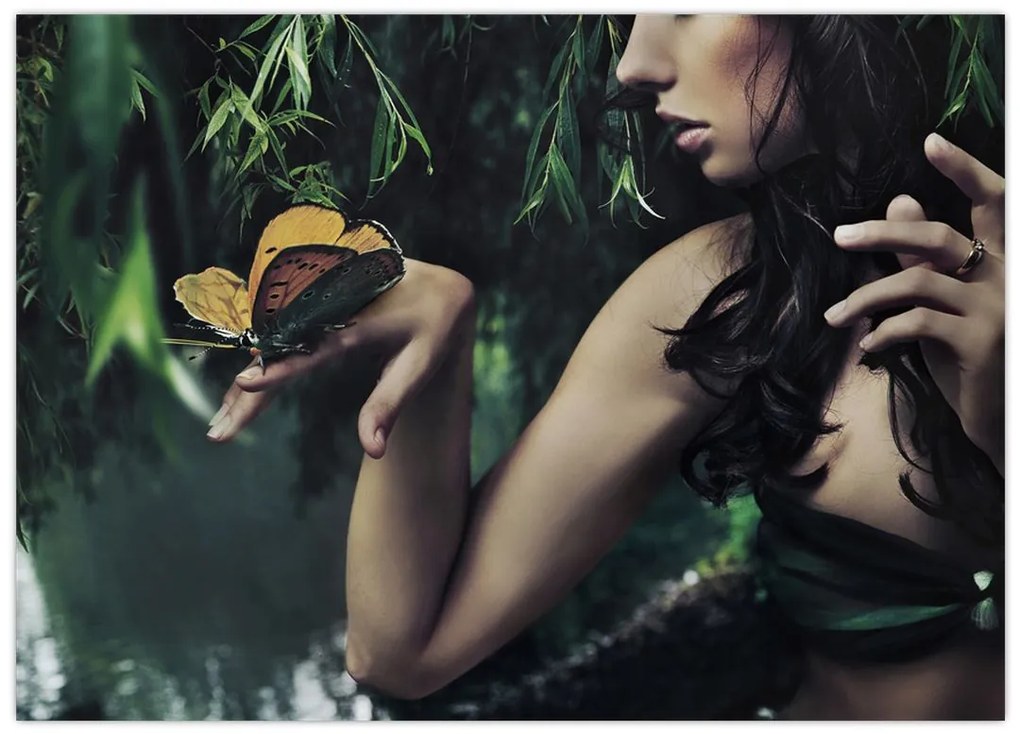 Obraz na szkle pełnej wdzięku kobiety z motylem (70x50 cm)