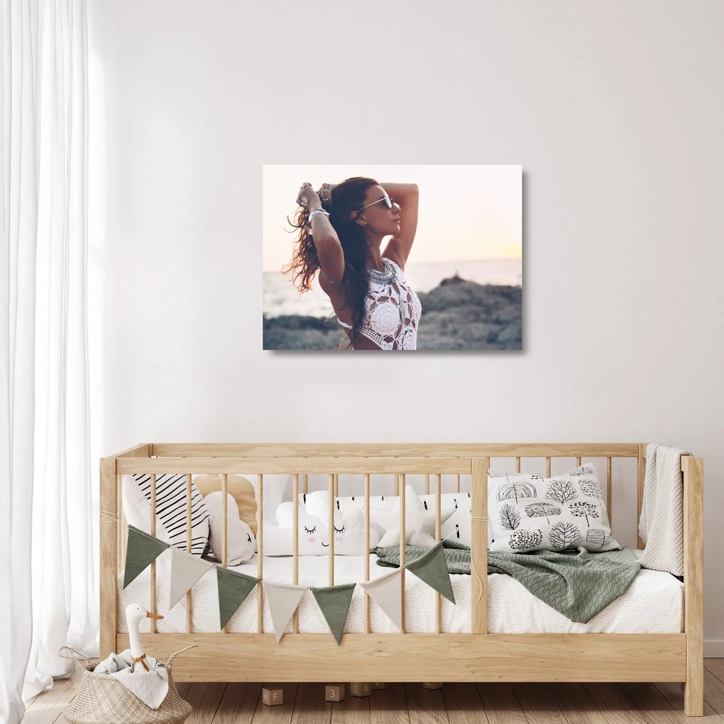 Obraz na szkle kobiety na plaży (70x50 cm)