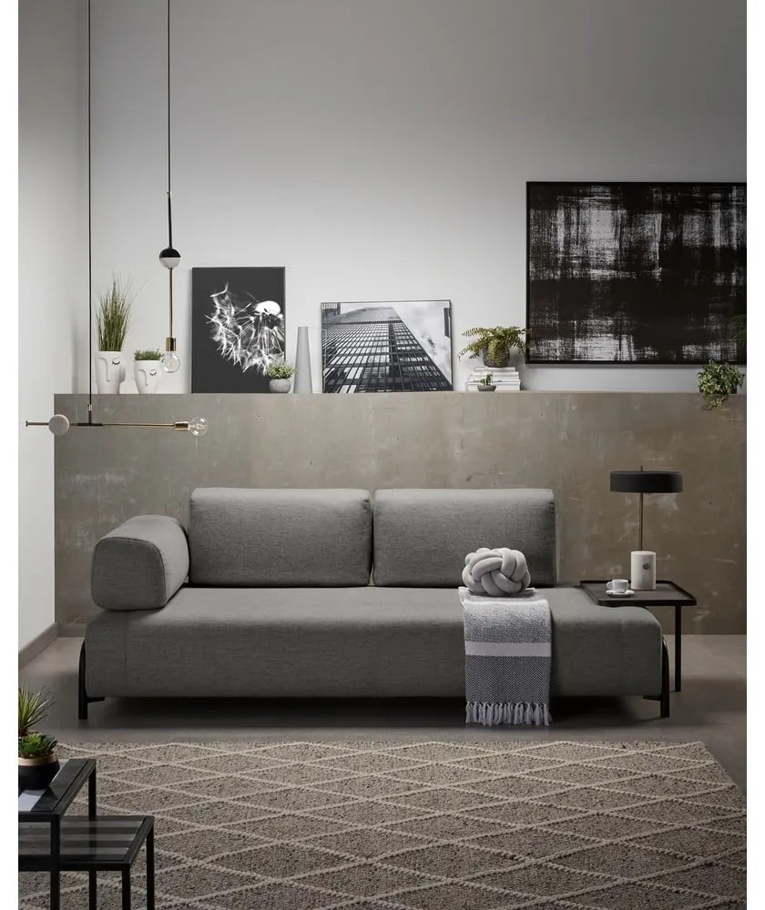 Ciemnoszara sofa z małym stolikiem Kave Home Compo