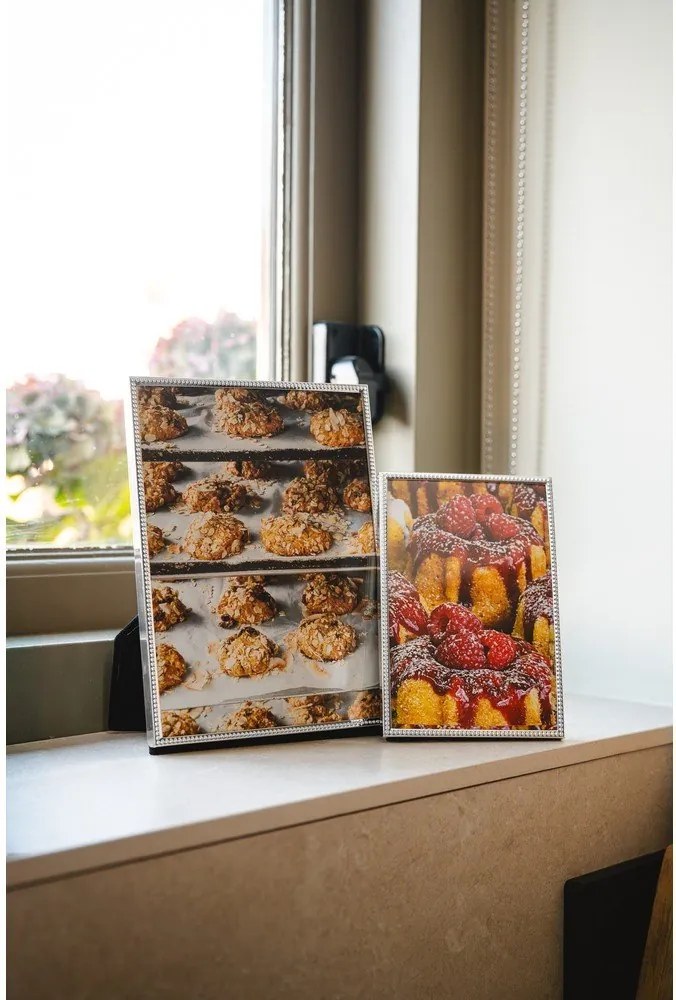 Metalowa ramka stojąca w kolorze srebra z połyskiem 16x21 cm Sweet Memory Pearl – Zilverstad