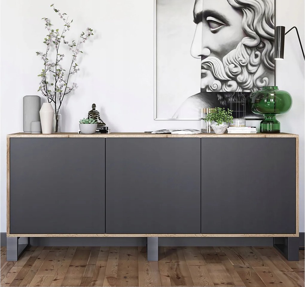 Komoda z 3 drzwiami – korpus dąb wotan, fronty czarne mat – 168 cm, metalowe nogi