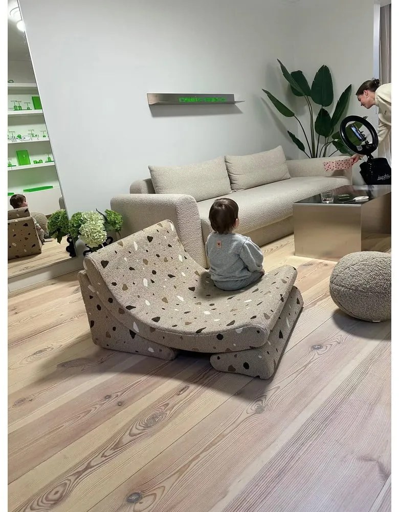 Jasnobrązowy fotel dziecięcy z materiału bouclé/z tkaniny szenilowej Terrazzo Moon – Wigiwama