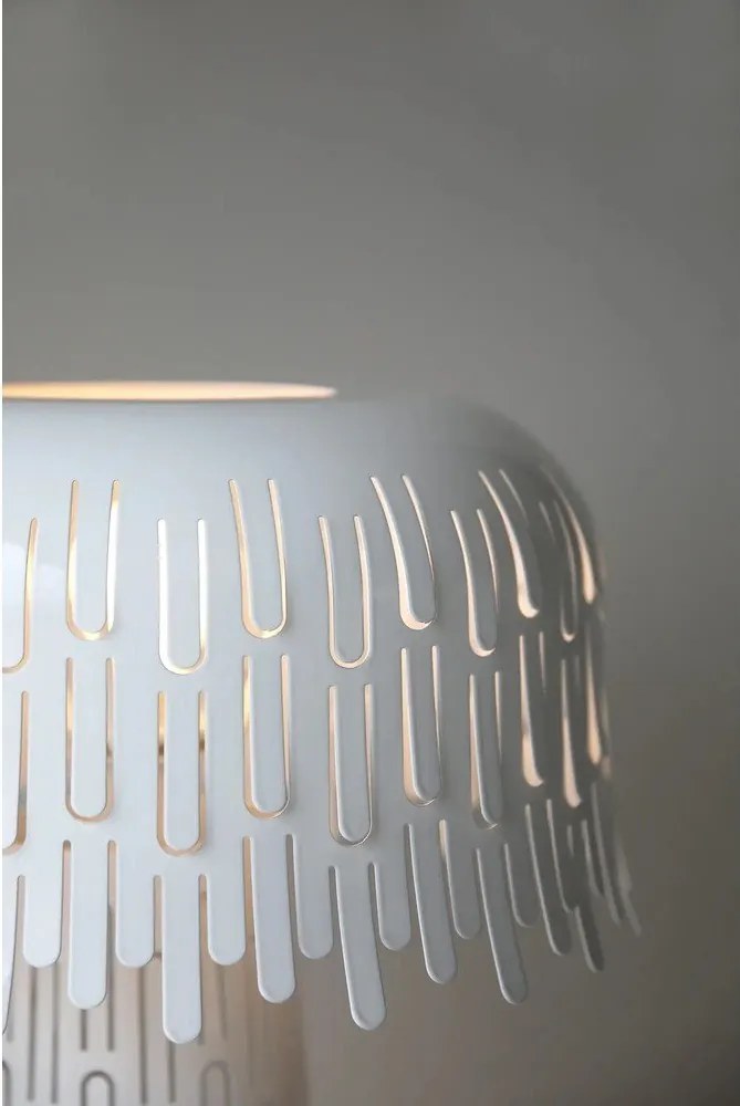 Biała lampa stołowa z metalowym kloszem (wysokość 38 cm) Verbera – Markslöjd