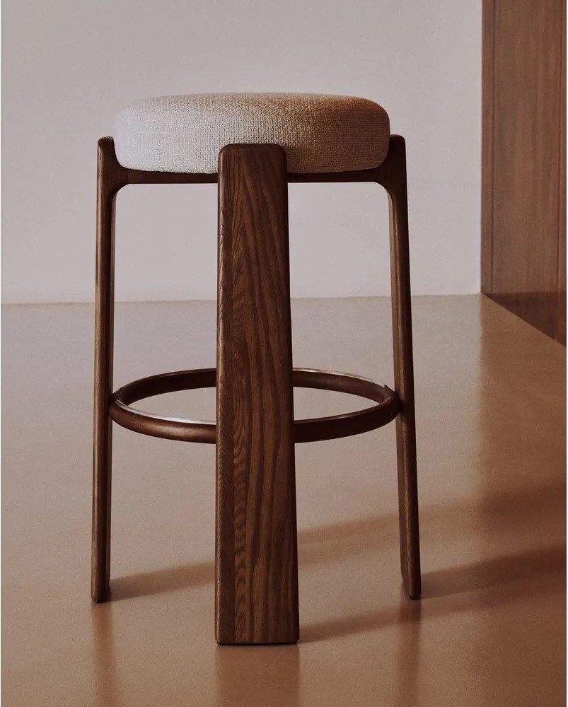 Beżowy/w ciemnym naturalnym kolorze hoker z litego drewna jesionowego (wysokość siedziska 75 cm) Granite – Kave Home