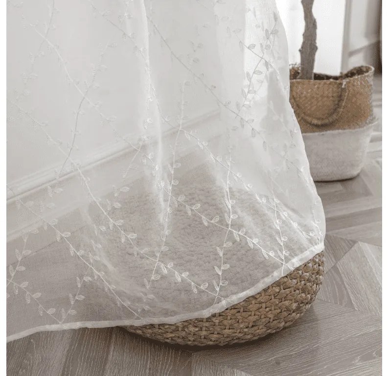 Biała zasłona VINTORA ze wzorem liści 140x250 cm Zawieszanie: Metalowe pierścienie