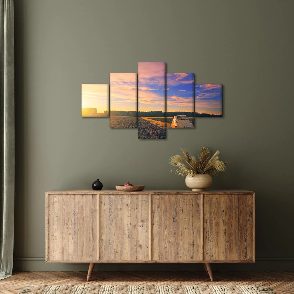 Obraz żółtego samochodu na polu (125x70 cm)