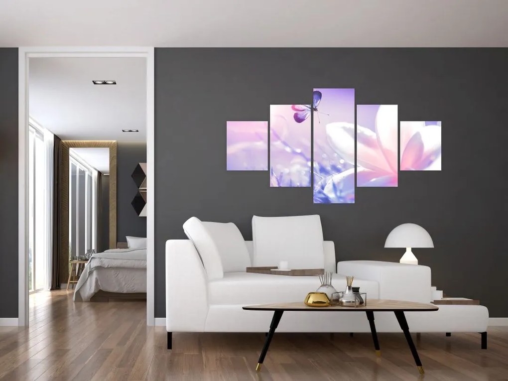 Obraz - Motyl lecący do kwiatu (125x70 cm)