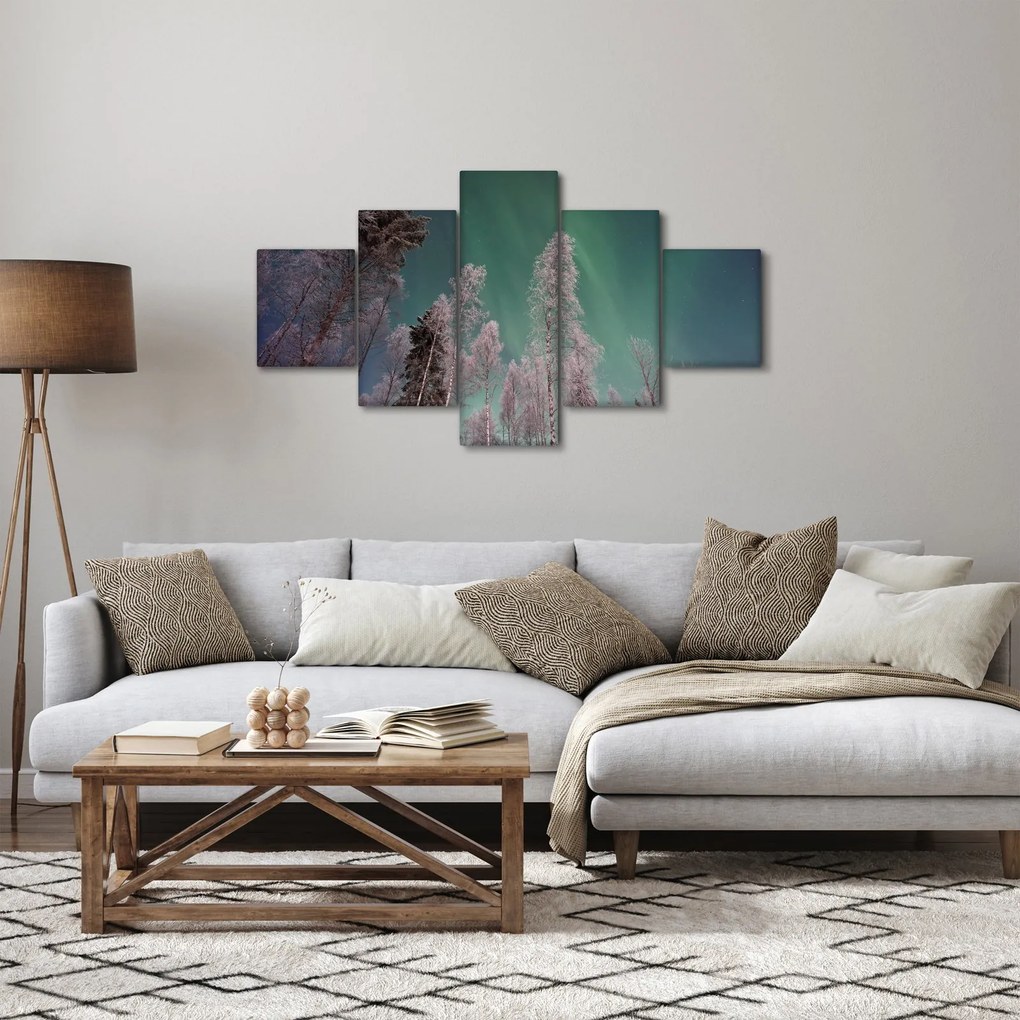 Obraz zorzy polarnej nad zamarzniętymi drzewami (125x70 cm)