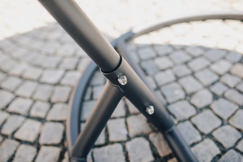 Czarne wiszące krzesło KOKON ze stojakiem, szara poduszka