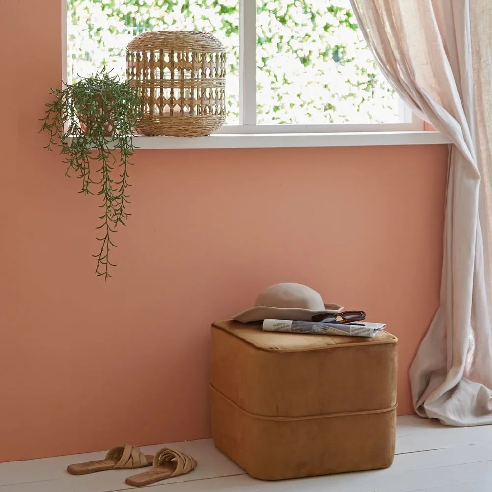 Aksamitny puf w kolorze złota Kiki – Light &amp; Living