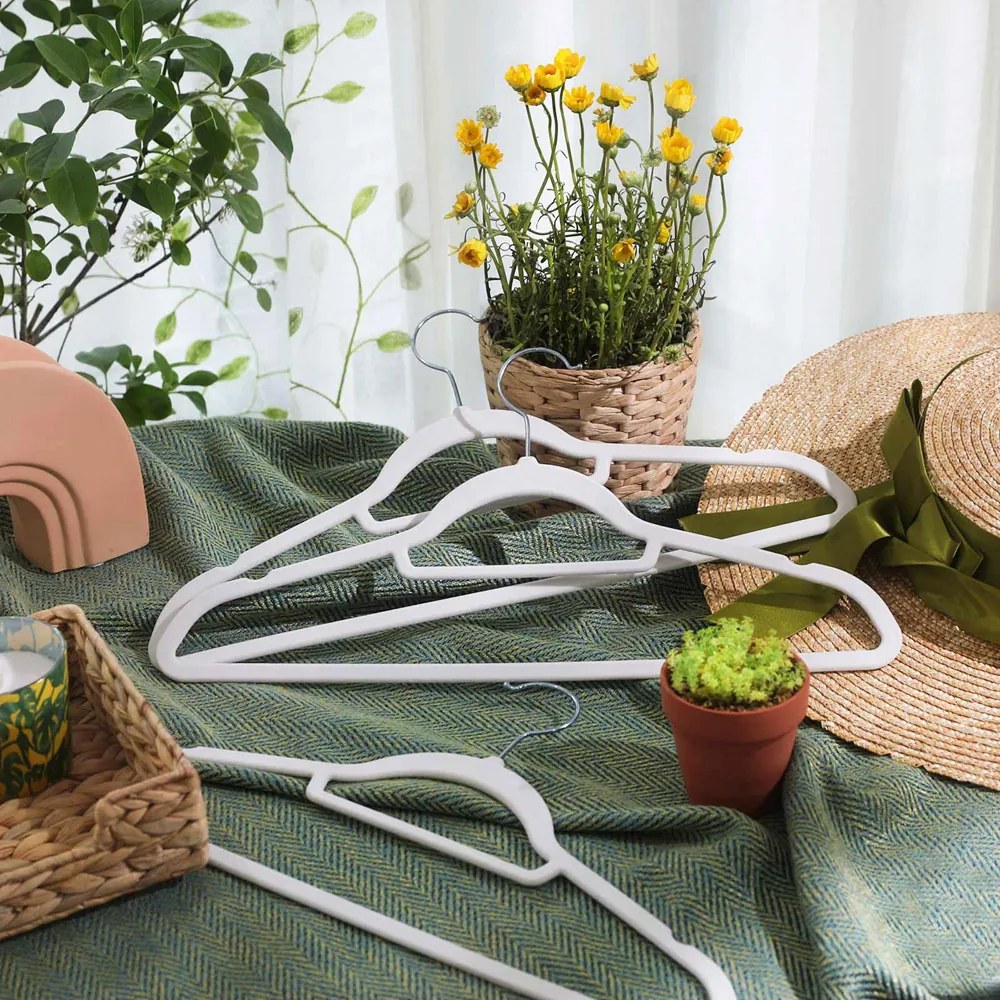 Zestaw aksamitnych antypoślizgowych wieszaków CHIC, 50 szt., biały SongmicsHome
