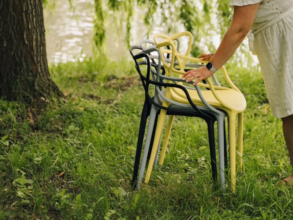 Zestaw 4 czarnych plastikowych krzeseł KATO