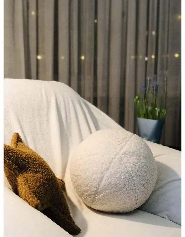 Kremowa poduszka na sofę dziecięcą z materiału bouclé Ball – Wigiwama