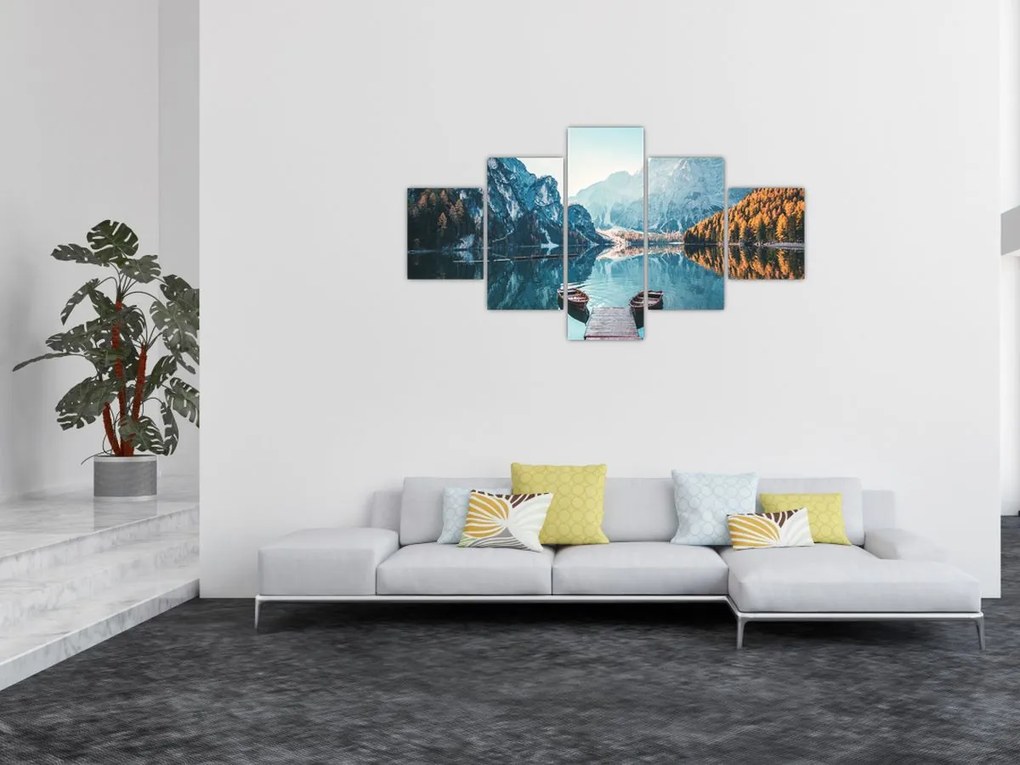 Obraz - Łodzie na jeziorze Braies (125x70 cm)