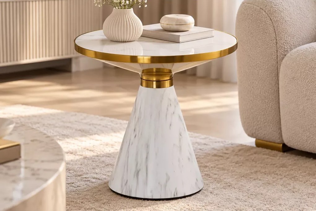 Stolik kawowy Natario z ceramicznym blatem w kolorze białego marmuru i złotą metalową podstawą