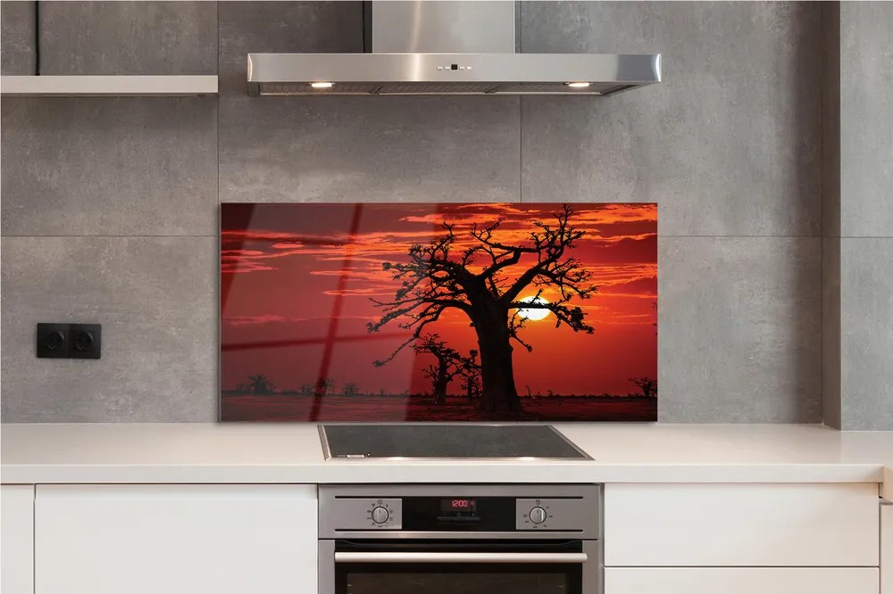 Szklany Panel Drzewa pod Zachmurzonym Niebem