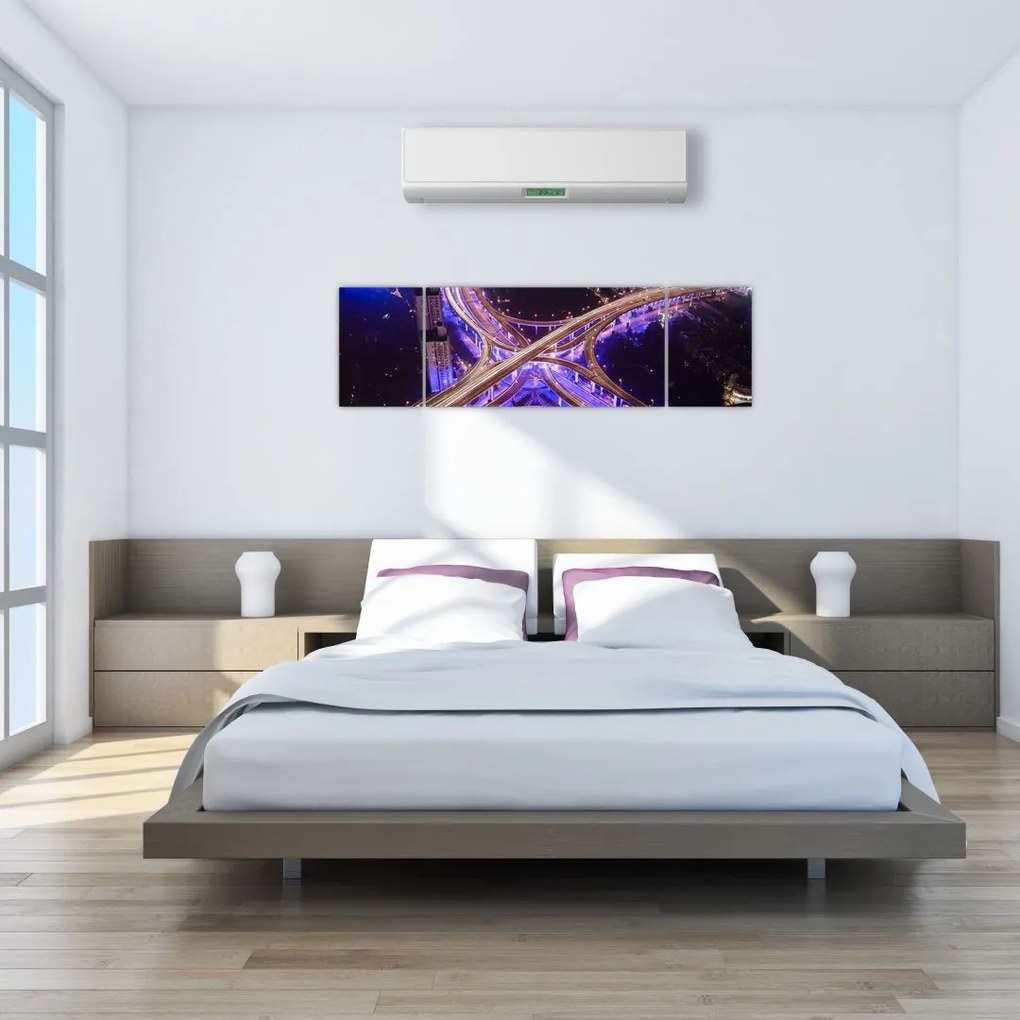 Obraz dużego skrzyżowania w nocy (170x50 cm)