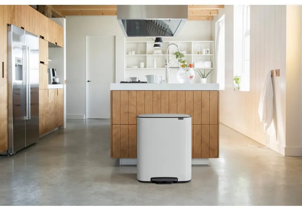 Biały stalowy kosz na śmieci z pedałem 60 l Bo – Brabantia