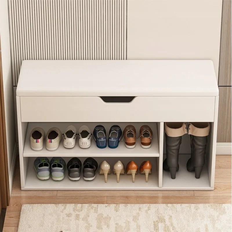 Biała szafka na buty z drewnianym siedziskiem i schowkiem 80 cm