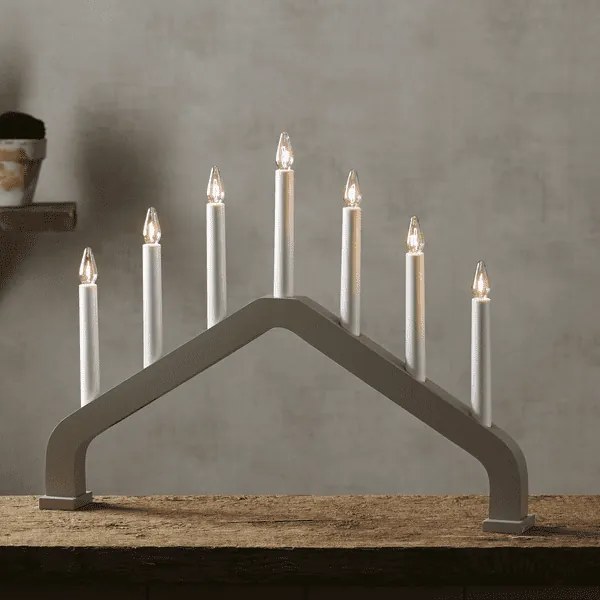 Minimalistyczny beżowy świecznik adwentowy