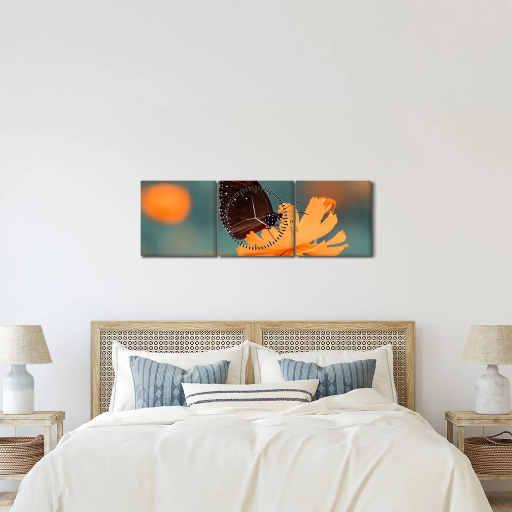 Obraz - motyl na pomarańczowym kwiatku (z zegarem) (90x30 cm)