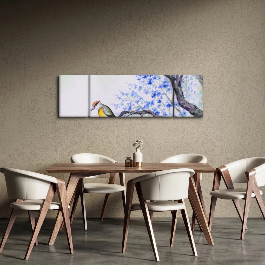 Obraz - ptak na drzewie z niebieskimi kwiatami (170x50 cm)