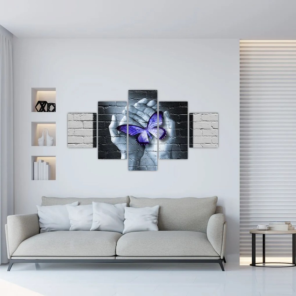 Obraz - Fioletowy motyl na ścianie (125x70 cm)