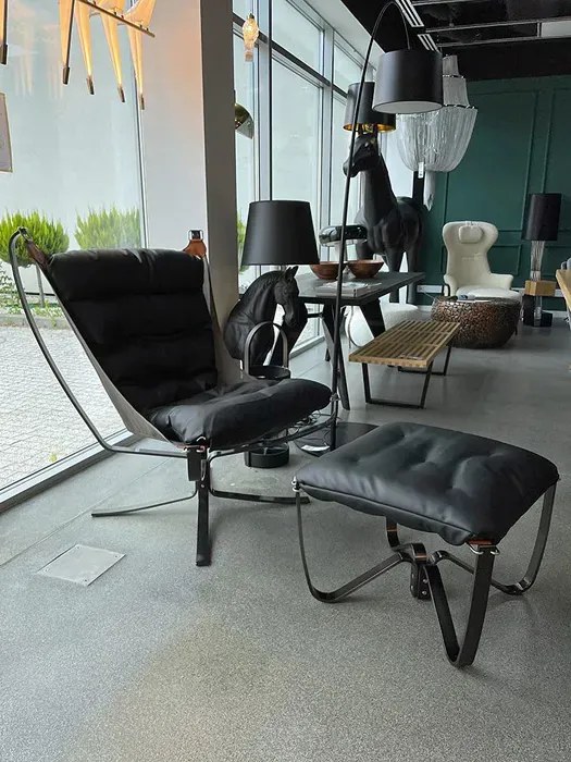 Czarny fotel z podnóżkiem do salonu - Louni 2X
