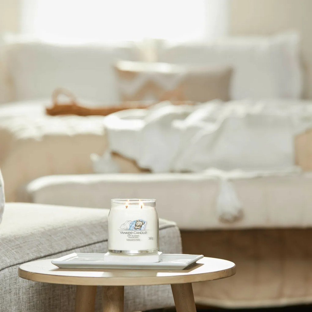 Yankee Candle Świeca zapachowa średnia Signature Soft Blanket, 368 g