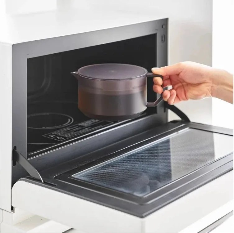 Czarny plastikowy dzbanek do herbaty z sitkiem 600 ml Tower – YAMAZAKI