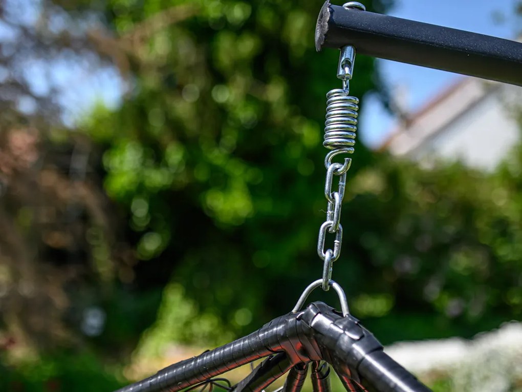 Czarne wiszące krzesło KOKON ze stojakiem, szara poduszka