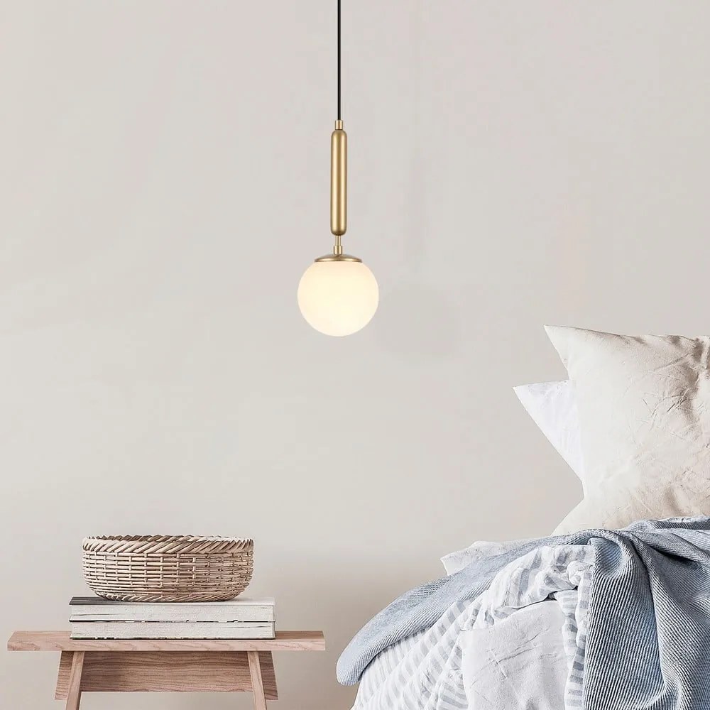 Biała/w kolorze mosiądzu lampa wisząca ze szklanym kloszem ø 15 cm King – Opviq lights