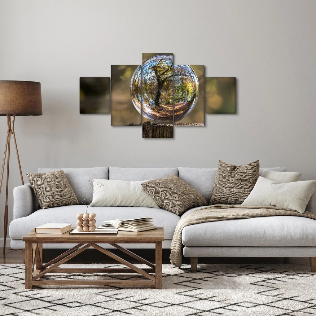 Obraz - Odbicie w szklanej kuli (125x70 cm)