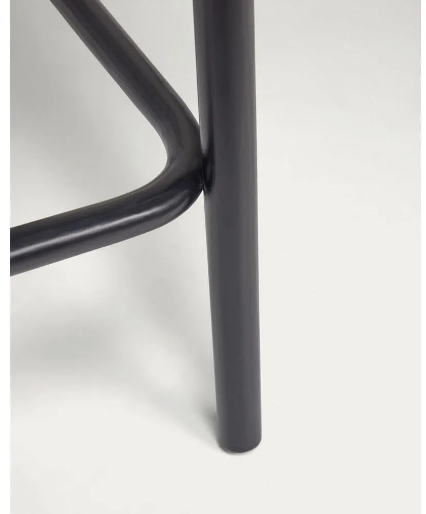 Czarny hoker z litego drewna wiązu (wysokość siedziska 65 cm) Doriane – Kave Home