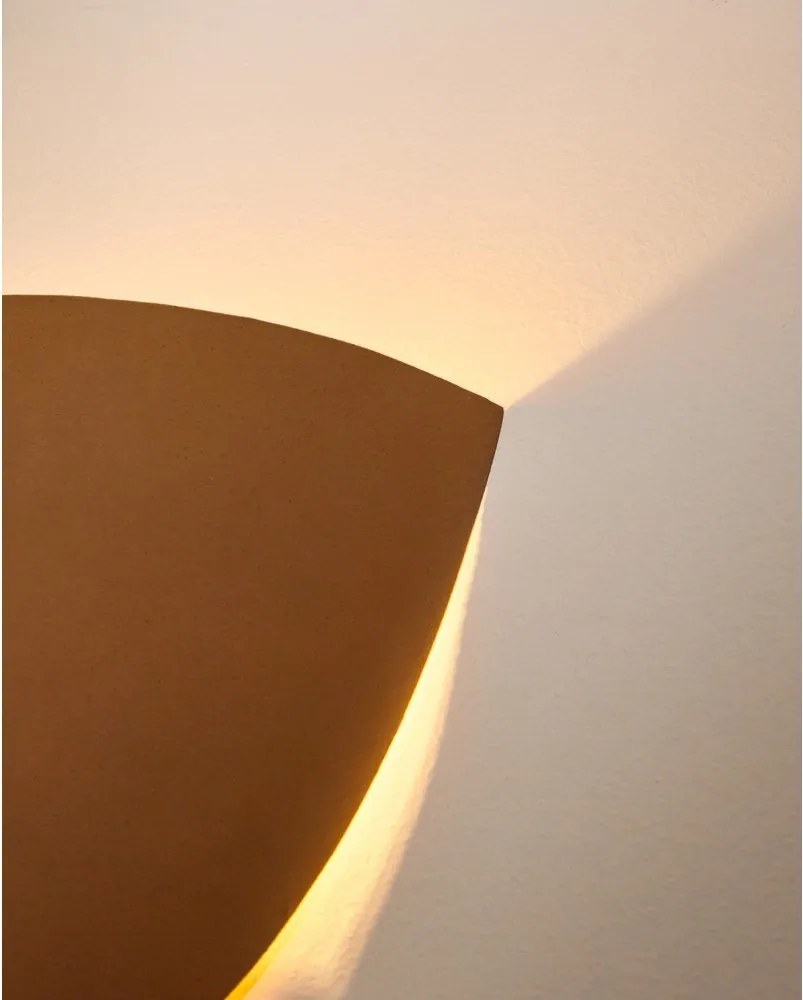 Kinkiet do kontaktu w kolorze terakoty Nibla – Kave Home