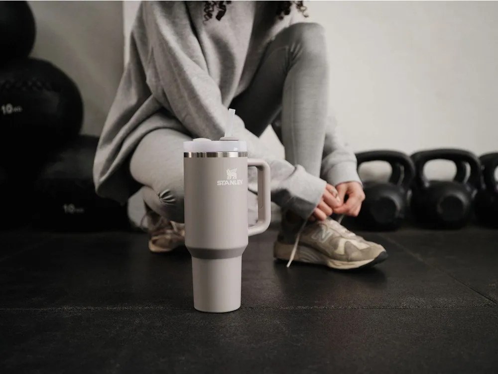 Jasnoszary termos ze stali nierdzewnej ze słomką 890 ml Quencher H2.O FlowState™ Tumbler Ash – Stanley