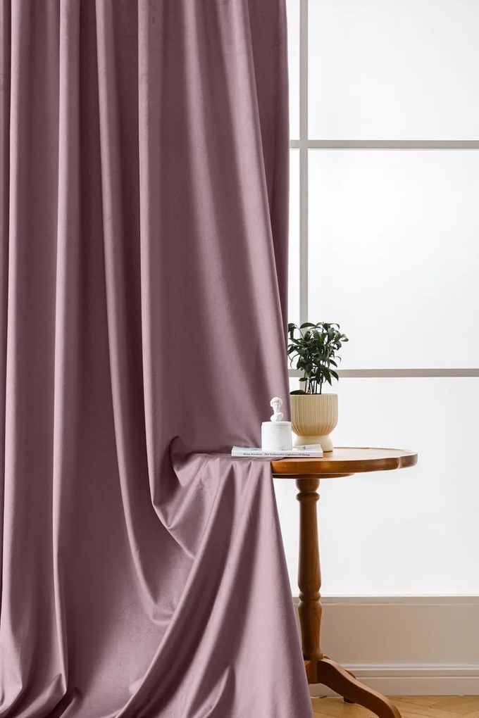 Jasnofioletowa zaciemniająca zasłona VELVET 140x270 cm Zawieszanie: Taśma z wiązaniami
