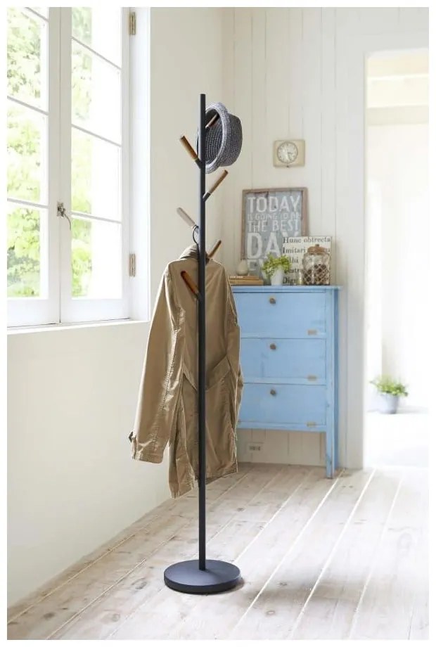 Czarny wieszak z detalami z drewna bukowego YAMAZAKI Plain Pole Hanger