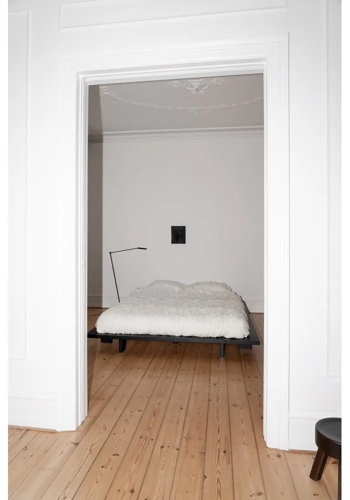 Czarne podwójne łóżko z drewna sosnowego z siatką 160x200 cm Japan - Karup Design